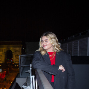 La chanteuse Louane lors de la cérémonie d'illumination des Champs Elysées à Paris le 22 novembre 2020. Louane Emera est la marraine de la 40ème cérémonie d'illumination des champs Elysées. © JB Autissier / Panoramic / Bestimage
