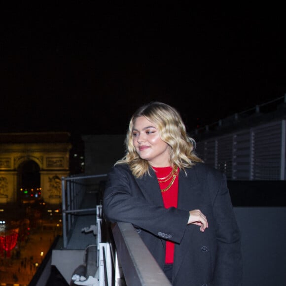 La chanteuse Louane lors de la cérémonie d'illumination des Champs Elysées à Paris le 22 novembre 2020. Louane Emera est la marraine de la 40ème cérémonie d'illumination des champs Elysées. © JB Autissier / Panoramic / Bestimage