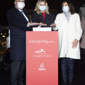 Le Chanteuse Louane aux cotes de Anne Hidalgo et de Jean Noel Reinhardt - President du Comite des Champs Elysees - La chanteuse Louane lors de la cérémonie d'illumination des Champs Elysées à Paris le 22 novembre 2020. Louane Emera est la marraine de la 40ème cérémonie d'illumination des champs Elysées. © JB Autissier / Panoramic / Bestimage