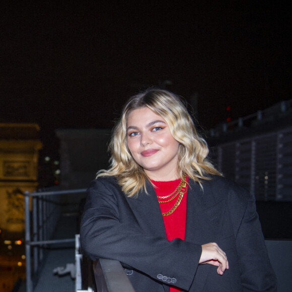 La chanteuse Louane lors de la cérémonie d'illumination des Champs Elysées à Paris le 22 novembre 2020. Louane Emera est la marraine de la 40ème cérémonie d'illumination des champs Elysées. © JB Autissier / Panoramic / Bestimage