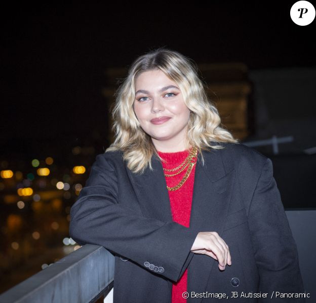 Exclusif - Le Chanteuse Louane marraine des 40e illuminations des champs Elysee - La chanteuse Louane lors de la cérémonie d'illumination des Champs Elysées à Paris. Louane Emera est la marraine de la 40ème cérémonie d'illumination des champs Elysées. © JB Autissier / Panoramic / Bestimage