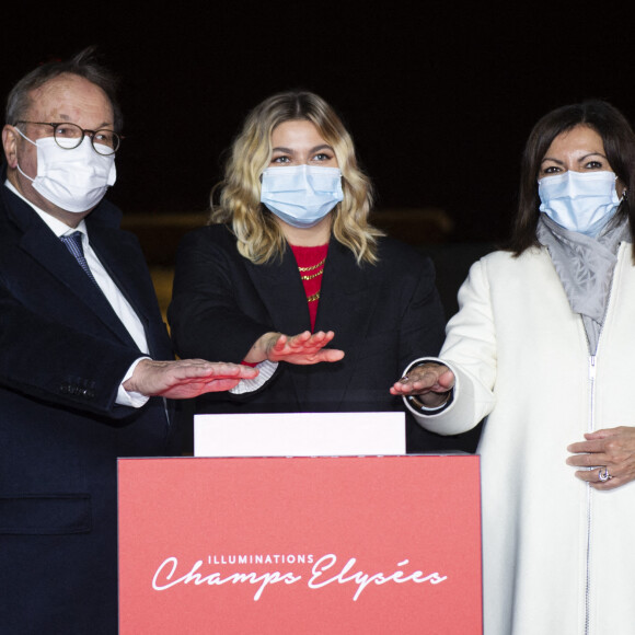 Le Chanteuse Louane aux cotes de Anne Hidalgo - Maire de Paris et de Jean Noel Reinhardt - Président du Comite des Champs Elysees - La chanteuse Louane lors de la cérémonie d'illumination des Champs Elysées à Paris le 22 novembre 2020. Louane Emera est la marraine de la 40ème cérémonie d'illumination des champs Elysées. © JB Autissier / Panoramic / Bestimage