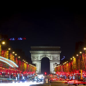 Illustration des Illuminations des Champs Elysee - La chanteuse Louane lors de la cérémonie d'illumination des Champs Elysées à Paris le 22 novembre 2020. Louane Emera est la marraine de la 40ème cérémonie d'illumination des champs Elysées. © JB Autissier / Panoramic / Bestimage