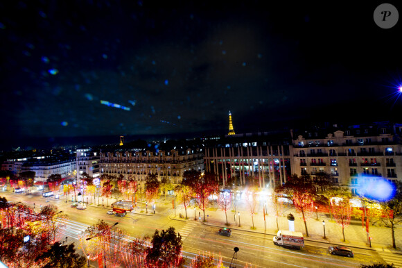 Illustration des Illuminations des Champs Elysee - La chanteuse Louane lors de la cérémonie d'illumination des Champs Elysées à Paris le 22 novembre 2020. Louane Emera est la marraine de la 40ème cérémonie d'illumination des champs Elysées. © JB Autissier / Panoramic / Bestimage