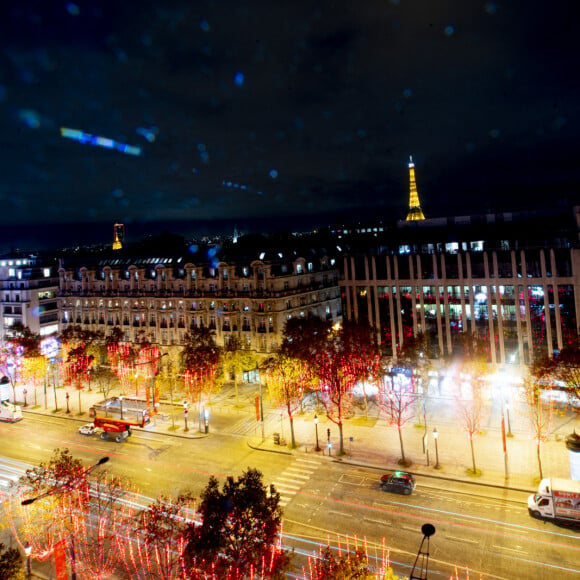 Illustration des Illuminations des Champs Elysee - La chanteuse Louane lors de la cérémonie d'illumination des Champs Elysées à Paris le 22 novembre 2020. Louane Emera est la marraine de la 40ème cérémonie d'illumination des champs Elysées. © JB Autissier / Panoramic / Bestimage