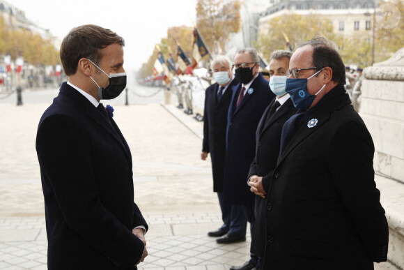 Le président Emmanuel Macron, François Hollande - Cérémonie de commémoration de l'armistice du 11 novembre à l'Arc de Triomphe à Paris le 11 novembre 2020. Yoan Valat / Pool / Bestimage