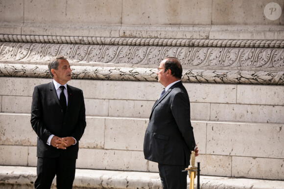 Nicolas Sarkozy, François Hollande lors de la commémoration du 75ème anniversaire de la victoire du 8 mai 1945 devant la tombe su soldat inconnu aux pieds de l'Arc de Triomphe à Paris, le 8 mai 2020. © Romain Gaillard/Pool/Bestimage