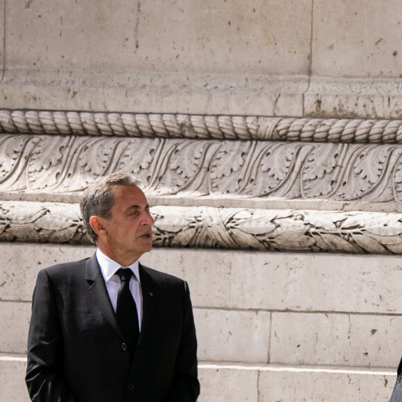 Nicolas Sarkozy, François Hollande lors de la commémoration du 75ème anniversaire de la victoire du 8 mai 1945 devant la tombe su soldat inconnu aux pieds de l'Arc de Triomphe à Paris, le 8 mai 2020. © Romain Gaillard/Pool/Bestimage