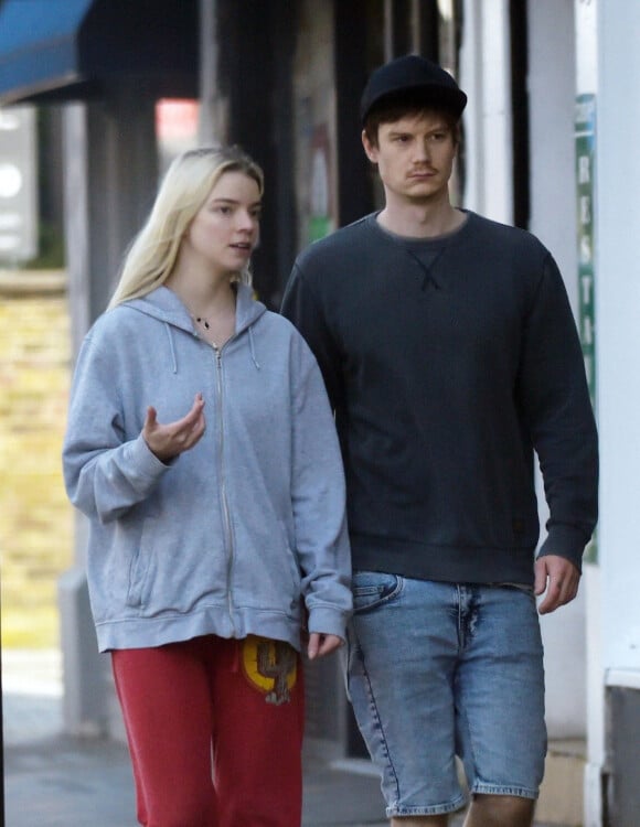 Exclusif - L'actrice de 24 ans Anya Taylor-Joy ("Glass") et son compagnon Ben Seed se promènent sans protection lors de l'épidémie de coronavirus (Covid-19) à Londres, le 4 mai 2020.