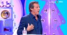 Jean-Luc Reichmann au téléphone avec Karine Ferri dans "Les 12 coups de midi" - TF1