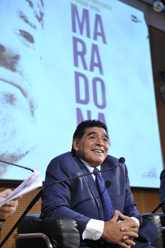 L'ancien joueur de football Diego Maradona presente son dernier dvd 'El Pibe Si Racconta A Gianni Mina' a Milan en Italie le 17 octobre 2013.