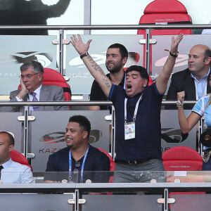 Ronaldo Luis Nazário de Lima, dit Ronaldo, Diego Maradona et sa compagne Rocio Oliva - Célébrités dans les tribunes opposant la France à l'Argentine lors des 8ème de finale de la Coupe du monde à Kazan en Russie le 30 juin 2018 © Cyril Moreau/Bestimage