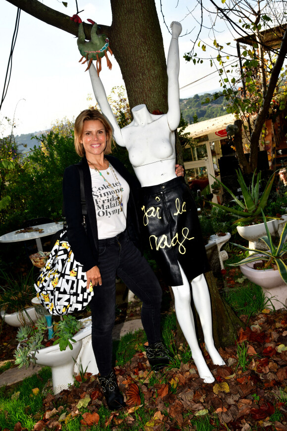 Exclusif - Laura Tenoudji Estrosi (Laura du Web) était chez l'artiste Ben à Nice le 14 novembre 2020 pour son direct hebdomadaire sur Instagram afin de présenter les artistes qui participent à la prochaine tombola du Téléthon. Pour l'édition 2020, le Téléthon s'est associé à "Stars Solidaires" et ensemble ils ont mobilisé 100 personnalités et artistes pour cette tombola inédite. Avec un ticket acheté pour 10 Euros, le grand public peut acquérir une expérience unique, un objet d'exception ou une oeuvre d'art de grande valeur (jusqu'à 62 000 Euros), tout en aidant une belle cause, celle des enfants handicapés. On a donc la possibilité de gagner une photographie collector de JR, une sculpture de R.Orlinski, un rôle de figurant dans le prochain film de F.Beigbeder, une visite privée du château de Chambord par S.Bern, une invitation dans la loge de K.MBappé, ou encore des sacs de grand créateurs. Stars Solidaires est né pendant le 1er confinement, cette association a eu l'idée fédérer des stars profit de belles causes comme Protegetonsoignant. Elle a a déjà levé près de 2 millions d'euros. Aujourd'hui c'est une agence de conseil en communication engagée dont l'ambassadrice est S.Sisley qui a repris le relais pour le Téléthon. À l'heure où la pandémie du Covid-19 occupe tous les esprits, le combat contre les maladies rares ne doit surtout pas être délaissé. Les découvertes du laboratoire Généthon ne relèvent désormais plus de la science- fiction : en 2020 elles ont ouvert la voie aux remèdes pour guérir des maladies jugées jusqu'alors incurables et qui concernent environ 3 millions de Français. © Bruno Bebert/Bestimage