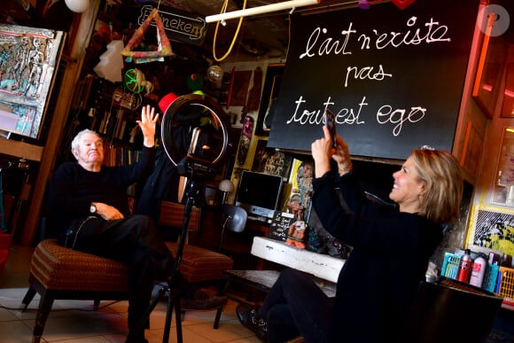 Exclusif - Laura Tenoudji Estrosi (Laura du Web) était chez l'artiste Ben à Nice le 14 novembre 2020 pour son direct hebdomadaire sur Instagram afin de présenter les artistes qui participent à la prochaine tombola du Téléthon. Pour l'édition 2020, le Téléthon s'est associé à "Stars Solidaires" et ensemble ils ont mobilisé 100 personnalités et artistes pour cette tombola inédite. Avec un ticket acheté pour 10 Euros, le grand public peut acquérir une expérience unique, un objet d'exception ou une oeuvre d'art de grande valeur (jusqu'à 62 000 Euros), tout en aidant une belle cause, celle des enfants handicapés. On a donc la possibilité de gagner une photographie collector de JR, une sculpture de R.Orlinski, un rôle de figurant dans le prochain film de F.Beigbeder, une visite privée du château de Chambord par S.Bern, une invitation dans la loge de K.MBappé, ou encore des sacs de grand créateurs. Stars Solidaires est né pendant le 1er confinement, cette association a eu l'idée fédérer des stars profit de belles causes comme Protegetonsoignant. Elle a a déjà levé près de 2 millions d'euros. Aujourd'hui c'est une agence de conseil en communication engagée dont l'ambassadrice est S.Sisley qui a repris le relais pour le Téléthon. À l'heure où la pandémie du Covid-19 occupe tous les esprits, le combat contre les maladies rares ne doit surtout pas être délaissé. Les découvertes du laboratoire Généthon ne relèvent désormais plus de la science- fiction : en 2020 elles ont ouvert la voie aux remèdes pour guérir des maladies jugées jusqu'alors incurables et qui concernent environ 3 millions de Français. © Bruno Bebert/Bestimage