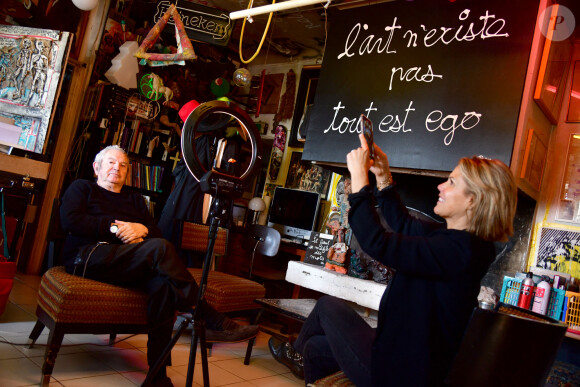 Exclusif - Laura Tenoudji Estrosi (Laura du Web) était chez l'artiste Ben à Nice le 14 novembre 2020 pour son direct hebdomadaire sur Instagram afin de présenter les artistes qui participent à la prochaine tombola du Téléthon. Pour l'édition 2020, le Téléthon s'est associé à "Stars Solidaires" et ensemble ils ont mobilisé 100 personnalités et artistes pour cette tombola inédite. Avec un ticket acheté pour 10 Euros, le grand public peut acquérir une expérience unique, un objet d'exception ou une oeuvre d'art de grande valeur (jusqu'à 62 000 Euros), tout en aidant une belle cause, celle des enfants handicapés. On a donc la possibilité de gagner une photographie collector de JR, une sculpture de R.Orlinski, un rôle de figurant dans le prochain film de F.Beigbeder, une visite privée du château de Chambord par S.Bern, une invitation dans la loge de K.MBappé, ou encore des sacs de grand créateurs. Stars Solidaires est né pendant le 1er confinement, cette association a eu l'idée fédérer des stars profit de belles causes comme Protegetonsoignant. Elle a a déjà levé près de 2 millions d'euros. Aujourd'hui c'est une agence de conseil en communication engagée dont l'ambassadrice est S.Sisley qui a repris le relais pour le Téléthon. À l'heure où la pandémie du Covid-19 occupe tous les esprits, le combat contre les maladies rares ne doit surtout pas être délaissé. Les découvertes du laboratoire Généthon ne relèvent désormais plus de la science- fiction : en 2020 elles ont ouvert la voie aux remèdes pour guérir des maladies jugées jusqu'alors incurables et qui concernent environ 3 millions de Français. © Bruno Bebert/Bestimage