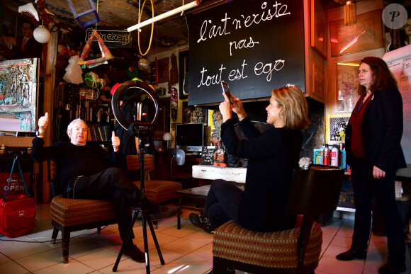 Exclusif - Laura Tenoudji Estrosi (Laura du Web) était chez l'artiste Ben à Nice le 14 novembre 2020 pour son direct hebdomadaire sur Instagram afin de présenter les artistes qui participent à la prochaine tombola du Téléthon. Pour l'édition 2020, le Téléthon s'est associé à "Stars Solidaires" et ensemble ils ont mobilisé 100 personnalités et artistes pour cette tombola inédite. Avec un ticket acheté pour 10 Euros, le grand public peut acquérir une expérience unique, un objet d'exception ou une oeuvre d'art de grande valeur (jusqu'à 62 000 Euros), tout en aidant une belle cause, celle des enfants handicapés. On a donc la possibilité de gagner une photographie collector de JR, une sculpture de R.Orlinski, un rôle de figurant dans le prochain film de F.Beigbeder, une visite privée du château de Chambord par S.Bern, une invitation dans la loge de K.MBappé, ou encore des sacs de grand créateurs. Stars Solidaires est né pendant le 1er confinement, cette association a eu l'idée fédérer des stars profit de belles causes comme Protegetonsoignant. Elle a a déjà levé près de 2 millions d'euros. Aujourd'hui c'est une agence de conseil en communication engagée dont l'ambassadrice est S.Sisley qui a repris le relais pour le Téléthon. À l'heure où la pandémie du Covid-19 occupe tous les esprits, le combat contre les maladies rares ne doit surtout pas être délaissé. Les découvertes du laboratoire Généthon ne relèvent désormais plus de la science- fiction : en 2020 elles ont ouvert la voie aux remèdes pour guérir des maladies jugées jusqu'alors incurables et qui concernent environ 3 millions de Français. © Bruno Bebert/Bestimage