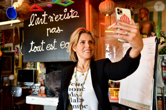 Exclusif - Laura Tenoudji Estrosi (Laura du Web) était chez l'artiste Ben à Nice le 14 novembre 2020 pour son direct hebdomadaire sur Instagram afin de présenter les artistes qui participent à la prochaine tombola du Téléthon. Pour l'édition 2020, le Téléthon s'est associé à "Stars Solidaires" et ensemble ils ont mobilisé 100 personnalités et artistes pour cette tombola inédite. Avec un ticket acheté pour 10 Euros, le grand public peut acquérir une expérience unique, un objet d'exception ou une oeuvre d'art de grande valeur (jusqu'à 62 000 Euros), tout en aidant une belle cause, celle des enfants handicapés. On a donc la possibilité de gagner une photographie collector de JR, une sculpture de R.Orlinski, un rôle de figurant dans le prochain film de F.Beigbeder, une visite privée du château de Chambord par S.Bern, une invitation dans la loge de K.MBappé, ou encore des sacs de grand créateurs. Stars Solidaires est né pendant le 1er confinement, cette association a eu l'idée fédérer des stars profit de belles causes comme Protegetonsoignant. Elle a a déjà levé près de 2 millions d'euros. Aujourd'hui c'est une agence de conseil en communication engagée dont l'ambassadrice est S.Sisley qui a repris le relais pour le Téléthon. À l'heure où la pandémie du Covid-19 occupe tous les esprits, le combat contre les maladies rares ne doit surtout pas être délaissé. Les découvertes du laboratoire Généthon ne relèvent désormais plus de la science- fiction : en 2020 elles ont ouvert la voie aux remèdes pour guérir des maladies jugées jusqu'alors incurables et qui concernent environ 3 millions de Français. © Bruno Bebert/Bestimage