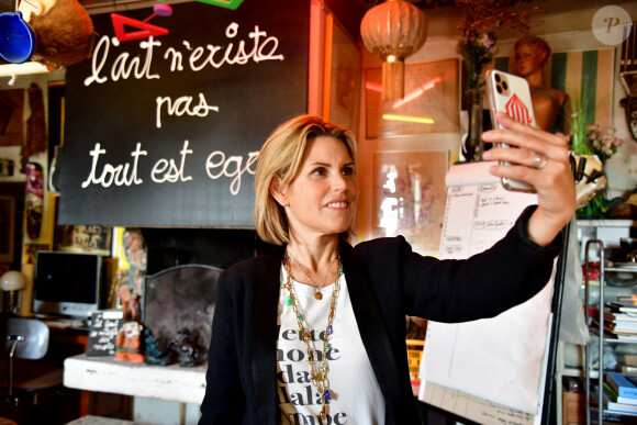 Exclusif - Laura Tenoudji Estrosi (Laura du Web) était chez l'artiste Ben à Nice le 14 novembre 2020 pour son direct hebdomadaire sur Instagram afin de présenter les artistes qui participent à la prochaine tombola du Téléthon. Pour l'édition 2020, le Téléthon s'est associé à "Stars Solidaires" et ensemble ils ont mobilisé 100 personnalités et artistes pour cette tombola inédite. Avec un ticket acheté pour 10 Euros, le grand public peut acquérir une expérience unique, un objet d'exception ou une oeuvre d'art de grande valeur (jusqu'à 62 000 Euros), tout en aidant une belle cause, celle des enfants handicapés. On a donc la possibilité de gagner une photographie collector de JR, une sculpture de R.Orlinski, un rôle de figurant dans le prochain film de F.Beigbeder, une visite privée du château de Chambord par S.Bern, une invitation dans la loge de K.MBappé, ou encore des sacs de grand créateurs. Stars Solidaires est né pendant le 1er confinement, cette association a eu l'idée fédérer des stars profit de belles causes comme Protegetonsoignant. Elle a a déjà levé près de 2 millions d'euros. Aujourd'hui c'est une agence de conseil en communication engagée dont l'ambassadrice est S.Sisley qui a repris le relais pour le Téléthon. À l'heure où la pandémie du Covid-19 occupe tous les esprits, le combat contre les maladies rares ne doit surtout pas être délaissé. Les découvertes du laboratoire Généthon ne relèvent désormais plus de la science- fiction : en 2020 elles ont ouvert la voie aux remèdes pour guérir des maladies jugées jusqu'alors incurables et qui concernent environ 3 millions de Français. © Bruno Bebert/Bestimage