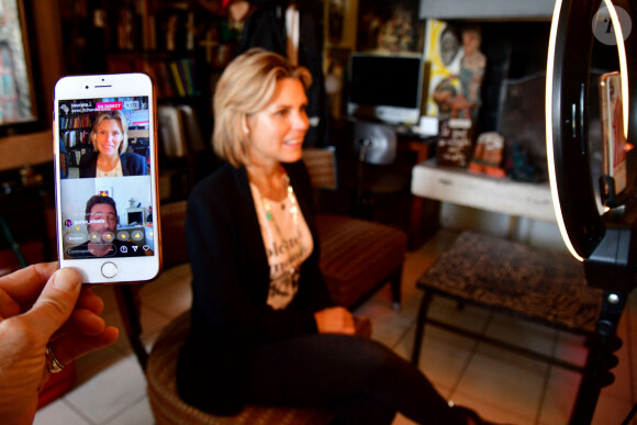 Exclusif - Laura Tenoudji Estrosi (Laura du Web) était chez l'artiste Ben à Nice le 14 novembre 2020 pour son direct hebdomadaire sur Instagram afin de présenter les artistes qui participent à la prochaine tombola du Téléthon. Pour l'édition 2020, le Téléthon s'est associé à "Stars Solidaires" et ensemble ils ont mobilisé 100 personnalités et artistes pour cette tombola inédite. Avec un ticket acheté pour 10 Euros, le grand public peut acquérir une expérience unique, un objet d'exception ou une oeuvre d'art de grande valeur (jusqu'à 62 000 Euros), tout en aidant une belle cause, celle des enfants handicapés. On a donc la possibilité de gagner une photographie collector de JR, une sculpture de R.Orlinski, un rôle de figurant dans le prochain film de F.Beigbeder, une visite privée du château de Chambord par S.Bern, une invitation dans la loge de K.MBappé, ou encore des sacs de grand créateurs. Stars Solidaires est né pendant le 1er confinement, cette association a eu l'idée fédérer des stars profit de belles causes comme Protegetonsoignant. Elle a a déjà levé près de 2 millions d'euros. Aujourd'hui c'est une agence de conseil en communication engagée dont l'ambassadrice est S.Sisley qui a repris le relais pour le Téléthon. À l'heure où la pandémie du Covid-19 occupe tous les esprits, le combat contre les maladies rares ne doit surtout pas être délaissé. Les découvertes du laboratoire Généthon ne relèvent désormais plus de la science- fiction : en 2020 elles ont ouvert la voie aux remèdes pour guérir des maladies jugées jusqu'alors incurables et qui concernent environ 3 millions de Français. © Bruno Bebert/Bestimage