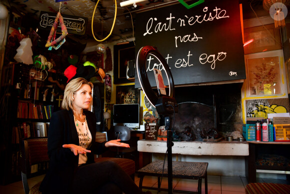 Exclusif - Laura Tenoudji Estrosi (Laura du Web) était chez l'artiste Ben à Nice le 14 novembre 2020 pour son direct hebdomadaire sur Instagram afin de présenter les artistes qui participent à la prochaine tombola du Téléthon. Pour l'édition 2020, le Téléthon s'est associé à "Stars Solidaires" et ensemble ils ont mobilisé 100 personnalités et artistes pour cette tombola inédite. Avec un ticket acheté pour 10 Euros, le grand public peut acquérir une expérience unique, un objet d'exception ou une oeuvre d'art de grande valeur (jusqu'à 62 000 Euros), tout en aidant une belle cause, celle des enfants handicapés. On a donc la possibilité de gagner une photographie collector de JR, une sculpture de R.Orlinski, un rôle de figurant dans le prochain film de F.Beigbeder, une visite privée du château de Chambord par S.Bern, une invitation dans la loge de K.MBappé, ou encore des sacs de grand créateurs. Stars Solidaires est né pendant le 1er confinement, cette association a eu l'idée fédérer des stars profit de belles causes comme Protegetonsoignant. Elle a a déjà levé près de 2 millions d'euros. Aujourd'hui c'est une agence de conseil en communication engagée dont l'ambassadrice est S.Sisley qui a repris le relais pour le Téléthon. À l'heure où la pandémie du Covid-19 occupe tous les esprits, le combat contre les maladies rares ne doit surtout pas être délaissé. Les découvertes du laboratoire Généthon ne relèvent désormais plus de la science- fiction : en 2020 elles ont ouvert la voie aux remèdes pour guérir des maladies jugées jusqu'alors incurables et qui concernent environ 3 millions de Français. © Bruno Bebert/Bestimage
