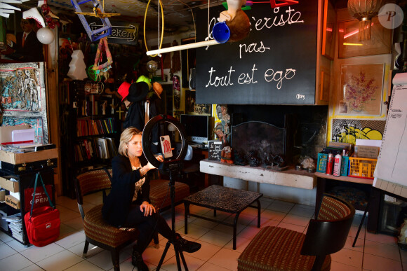 Exclusif - Laura Tenoudji Estrosi (Laura du Web) était chez l'artiste Ben à Nice le 14 novembre 2020 pour son direct hebdomadaire sur Instagram afin de présenter les artistes qui participent à la prochaine tombola du Téléthon. Pour l'édition 2020, le Téléthon s'est associé à "Stars Solidaires" et ensemble ils ont mobilisé 100 personnalités et artistes pour cette tombola inédite. Avec un ticket acheté pour 10 Euros, le grand public peut acquérir une expérience unique, un objet d'exception ou une oeuvre d'art de grande valeur (jusqu'à 62 000 Euros), tout en aidant une belle cause, celle des enfants handicapés. On a donc la possibilité de gagner une photographie collector de JR, une sculpture de R.Orlinski, un rôle de figurant dans le prochain film de F.Beigbeder, une visite privée du château de Chambord par S.Bern, une invitation dans la loge de K.MBappé, ou encore des sacs de grand créateurs. Stars Solidaires est né pendant le 1er confinement, cette association a eu l'idée fédérer des stars profit de belles causes comme Protegetonsoignant. Elle a a déjà levé près de 2 millions d'euros. Aujourd'hui c'est une agence de conseil en communication engagée dont l'ambassadrice est S.Sisley qui a repris le relais pour le Téléthon. À l'heure où la pandémie du Covid-19 occupe tous les esprits, le combat contre les maladies rares ne doit surtout pas être délaissé. Les découvertes du laboratoire Généthon ne relèvent désormais plus de la science- fiction : en 2020 elles ont ouvert la voie aux remèdes pour guérir des maladies jugées jusqu'alors incurables et qui concernent environ 3 millions de Français. © Bruno Bebert/Bestimage