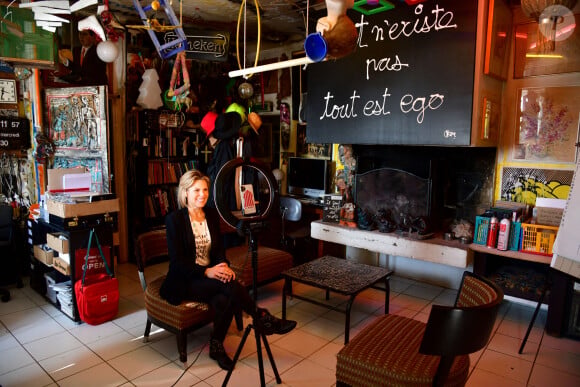 Exclusif - Laura Tenoudji Estrosi (Laura du Web) était chez l'artiste Ben à Nice le 14 novembre 2020 pour son direct hebdomadaire sur Instagram afin de présenter les artistes qui participent à la prochaine tombola du Téléthon. Pour l'édition 2020, le Téléthon s'est associé à "Stars Solidaires" et ensemble ils ont mobilisé 100 personnalités et artistes pour cette tombola inédite. Avec un ticket acheté pour 10 Euros, le grand public peut acquérir une expérience unique, un objet d'exception ou une oeuvre d'art de grande valeur (jusqu'à 62 000 Euros), tout en aidant une belle cause, celle des enfants handicapés. On a donc la possibilité de gagner une photographie collector de JR, une sculpture de R.Orlinski, un rôle de figurant dans le prochain film de F.Beigbeder, une visite privée du château de Chambord par S.Bern, une invitation dans la loge de K.MBappé, ou encore des sacs de grand créateurs. Stars Solidaires est né pendant le 1er confinement, cette association a eu l'idée fédérer des stars profit de belles causes comme Protegetonsoignant. Elle a a déjà levé près de 2 millions d'euros. Aujourd'hui c'est une agence de conseil en communication engagée dont l'ambassadrice est S.Sisley qui a repris le relais pour le Téléthon. À l'heure où la pandémie du Covid-19 occupe tous les esprits, le combat contre les maladies rares ne doit surtout pas être délaissé. Les découvertes du laboratoire Généthon ne relèvent désormais plus de la science- fiction : en 2020 elles ont ouvert la voie aux remèdes pour guérir des maladies jugées jusqu'alors incurables et qui concernent environ 3 millions de Français. © Bruno Bebert/Bestimage