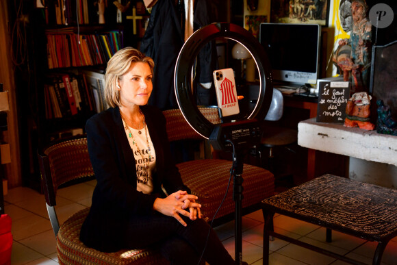 Exclusif - Laura Tenoudji Estrosi (Laura du Web) était chez l'artiste Ben à Nice le 14 novembre 2020 pour son direct hebdomadaire sur Instagram afin de présenter les artistes qui participent à la prochaine tombola du Téléthon. Pour l'édition 2020, le Téléthon s'est associé à "Stars Solidaires" et ensemble ils ont mobilisé 100 personnalités et artistes pour cette tombola inédite. Avec un ticket acheté pour 10 Euros, le grand public peut acquérir une expérience unique, un objet d'exception ou une oeuvre d'art de grande valeur (jusqu'à 62 000 Euros), tout en aidant une belle cause, celle des enfants handicapés. On a donc la possibilité de gagner une photographie collector de JR, une sculpture de R.Orlinski, un rôle de figurant dans le prochain film de F.Beigbeder, une visite privée du château de Chambord par S.Bern, une invitation dans la loge de K.MBappé, ou encore des sacs de grand créateurs. Stars Solidaires est né pendant le 1er confinement, cette association a eu l'idée fédérer des stars profit de belles causes comme Protegetonsoignant. Elle a a déjà levé près de 2 millions d'euros. Aujourd'hui c'est une agence de conseil en communication engagée dont l'ambassadrice est S.Sisley qui a repris le relais pour le Téléthon. À l'heure où la pandémie du Covid-19 occupe tous les esprits, le combat contre les maladies rares ne doit surtout pas être délaissé. Les découvertes du laboratoire Généthon ne relèvent désormais plus de la science- fiction : en 2020 elles ont ouvert la voie aux remèdes pour guérir des maladies jugées jusqu'alors incurables et qui concernent environ 3 millions de Français. © Bruno Bebert/Bestimage