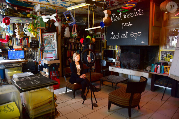 Exclusif - Laura Tenoudji Estrosi (Laura du Web) était chez l'artiste Ben à Nice le 14 novembre 2020 pour son direct hebdomadaire sur Instagram afin de présenter les artistes qui participent à la prochaine tombola du Téléthon. Pour l'édition 2020, le Téléthon s'est associé à "Stars Solidaires" et ensemble ils ont mobilisé 100 personnalités et artistes pour cette tombola inédite. Avec un ticket acheté pour 10 Euros, le grand public peut acquérir une expérience unique, un objet d'exception ou une oeuvre d'art de grande valeur (jusqu'à 62 000 Euros), tout en aidant une belle cause, celle des enfants handicapés. On a donc la possibilité de gagner une photographie collector de JR, une sculpture de R.Orlinski, un rôle de figurant dans le prochain film de F.Beigbeder, une visite privée du château de Chambord par S.Bern, une invitation dans la loge de K.MBappé, ou encore des sacs de grand créateurs. Stars Solidaires est né pendant le 1er confinement, cette association a eu l'idée fédérer des stars profit de belles causes comme Protegetonsoignant. Elle a a déjà levé près de 2 millions d'euros. Aujourd'hui c'est une agence de conseil en communication engagée dont l'ambassadrice est S.Sisley qui a repris le relais pour le Téléthon. À l'heure où la pandémie du Covid-19 occupe tous les esprits, le combat contre les maladies rares ne doit surtout pas être délaissé. Les découvertes du laboratoire Généthon ne relèvent désormais plus de la science- fiction : en 2020 elles ont ouvert la voie aux remèdes pour guérir des maladies jugées jusqu'alors incurables et qui concernent environ 3 millions de Français. © Bruno Bebert/Bestimage