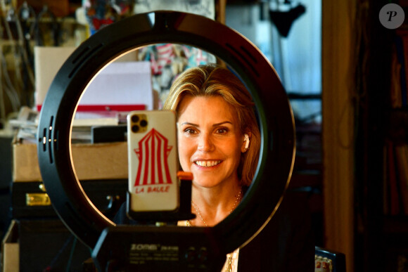Exclusif - Laura Tenoudji Estrosi (Laura du Web) était chez l'artiste Ben à Nice le 14 novembre 2020 pour son direct hebdomadaire sur Instagram afin de présenter les artistes qui participent à la prochaine tombola du Téléthon. Pour l'édition 2020, le Téléthon s'est associé à "Stars Solidaires" et ensemble ils ont mobilisé 100 personnalités et artistes pour cette tombola inédite. Avec un ticket acheté pour 10 Euros, le grand public peut acquérir une expérience unique, un objet d'exception ou une oeuvre d'art de grande valeur (jusqu'à 62 000 Euros), tout en aidant une belle cause, celle des enfants handicapés. On a donc la possibilité de gagner une photographie collector de JR, une sculpture de R.Orlinski, un rôle de figurant dans le prochain film de F.Beigbeder, une visite privée du château de Chambord par S.Bern, une invitation dans la loge de K.MBappé, ou encore des sacs de grand créateurs. Stars Solidaires est né pendant le 1er confinement, cette association a eu l'idée fédérer des stars profit de belles causes comme Protegetonsoignant. Elle a a déjà levé près de 2 millions d'euros. Aujourd'hui c'est une agence de conseil en communication engagée dont l'ambassadrice est S.Sisley qui a repris le relais pour le Téléthon. À l'heure où la pandémie du Covid-19 occupe tous les esprits, le combat contre les maladies rares ne doit surtout pas être délaissé. Les découvertes du laboratoire Généthon ne relèvent désormais plus de la science- fiction : en 2020 elles ont ouvert la voie aux remèdes pour guérir des maladies jugées jusqu'alors incurables et qui concernent environ 3 millions de Français. © Bruno Bebert/Bestimage