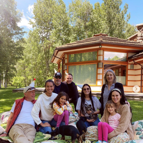 Emma Heming Willis fête son anniversaire avec Bruce Willis, leurs deux filles, Demi Moore et Rumer Willis. Juin 2020.