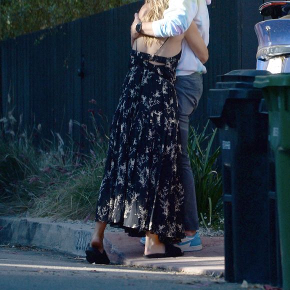Exclusif - Olivia Wilde et son ex fiancé Jason Sudeikis partagent un moment de tendresse quelques jours après l'annonce de la rupture de leurs fiançailles à Los Angeles le 16 novembre 2020.