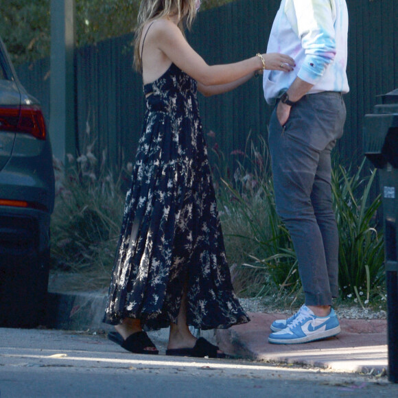 Exclusif - Olivia Wilde et son ex fiancé Jason Sudeikis partagent un moment de tendresse quelques jours après l'annonce de la rupture de leurs fiançailles à Los Angeles le 16 novembre 2020.