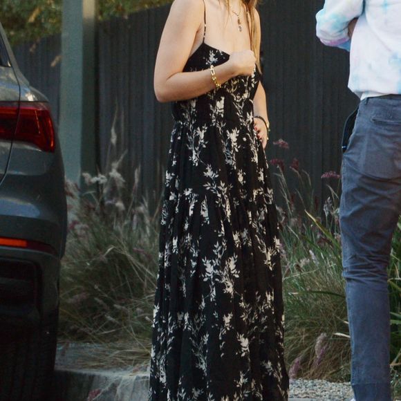 Exclusif - Olivia Wilde et son ex fiancé Jason Sudeikis partagent un moment de tendresse quelques jours après l'annonce de la rupture de leurs fiançailles à Los Angeles le 16 novembre 2020.