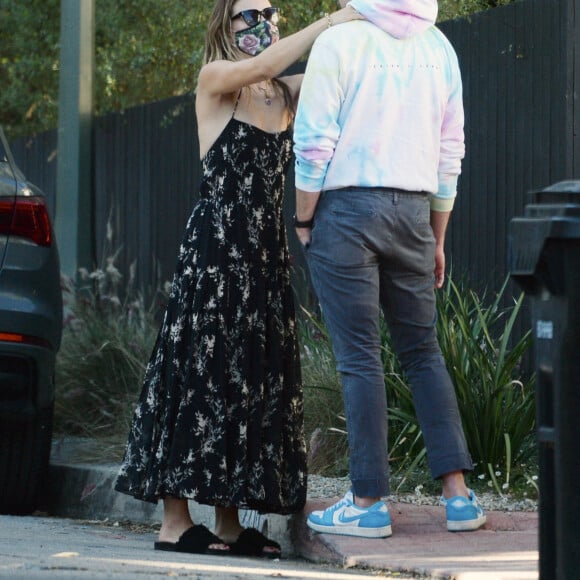 Exclusif - Olivia Wilde et son ex fiancé Jason Sudeikis partagent un moment de tendresse quelques jours après l'annonce de la rupture de leurs fiançailles à Los Angeles le 16 novembre 2020.