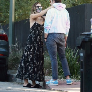 Exclusif - Olivia Wilde et son ex fiancé Jason Sudeikis partagent un moment de tendresse quelques jours après l'annonce de la rupture de leurs fiançailles à Los Angeles le 16 novembre 2020.