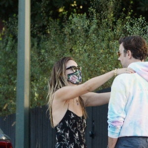 Exclusif - Olivia Wilde et son ex fiancé Jason Sudeikis partagent un moment de tendresse quelques jours après l'annonce de la rupture de leurs fiançailles à Los Angeles le 16 novembre 2020.