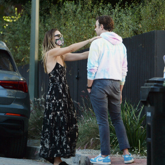 Exclusif - Olivia Wilde et son ex fiancé Jason Sudeikis partagent un moment de tendresse quelques jours après l'annonce de la rupture de leurs fiançailles à Los Angeles le 16 novembre 2020.