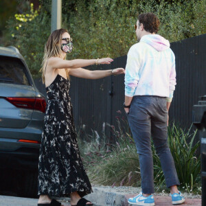 Exclusif - Olivia Wilde et son ex fiancé Jason Sudeikis partagent un moment de tendresse quelques jours après l'annonce de la rupture de leurs fiançailles à Los Angeles le 16 novembre 2020.