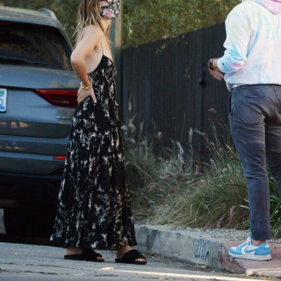 Exclusif - Olivia Wilde et son ex fiancé Jason Sudeikis partagent un moment de tendresse quelques jours après l'annonce de la rupture de leurs fiançailles à Los Angeles le 16 novembre 2020.