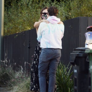 Exclusif - Olivia Wilde et son ex fiancé Jason Sudeikis partagent un moment de tendresse quelques jours après l'annonce de la rupture de leurs fiançailles à Los Angeles le 16 novembre 2020.