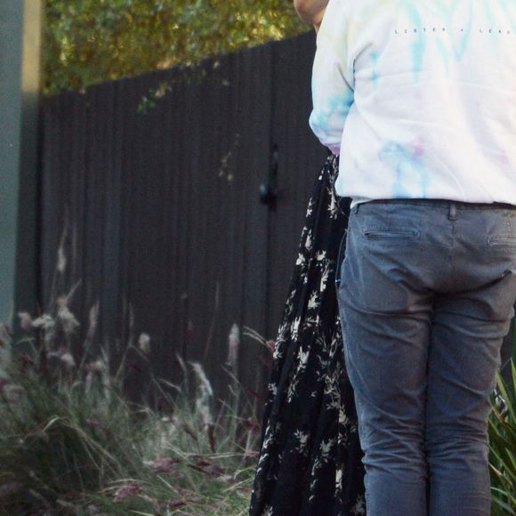 Exclusif - Olivia Wilde et son ex fiancé Jason Sudeikis partagent un moment de tendresse quelques jours après l'annonce de la rupture de leurs fiançailles à Los Angeles le 16 novembre 2020.