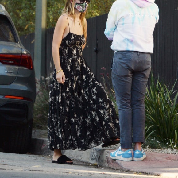 Exclusif - Olivia Wilde et son ex fiancé Jason Sudeikis partagent un moment de tendresse quelques jours après l'annonce de la rupture de leurs fiançailles à Los Angeles le 16 novembre 2020.