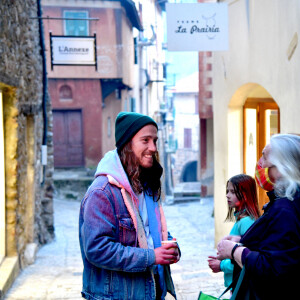 Exclusif - Le chanteur Julien Doré à la rencontre des sinistrés avec des bénévoles du Secours populaire dans la Vésubie suite au passage de la tempête Alex, à Saint-Martin-Vésubie, France, le 21 novembre 2020. Une vingtaine de célébrités ont lancé une tombola en ligne (karmadon.org) pour venir en aide à ceux qui sont dans le besoin, j'usqu'ici, ce sont 200 000 € qui ont été collectés, au profit du Secours populaire afin de venir en aide aux habitants des Alpes Maritimes qui ont été gravement touchés par la tempête Alex le 3 octobre dernier. Le chanteur et les bénévoles du Secours populaire ont échangé avec le maire de Saint-Martin-Vésubie. C'est à Saint-Martin-Vésubie où enfant Julien Doré passait ses vacances dans le chalet de sa grand-mère. Il y a composé et enregistré les chansons de son album "&" (Esperluette). © Bruno Bebert/Bestimage