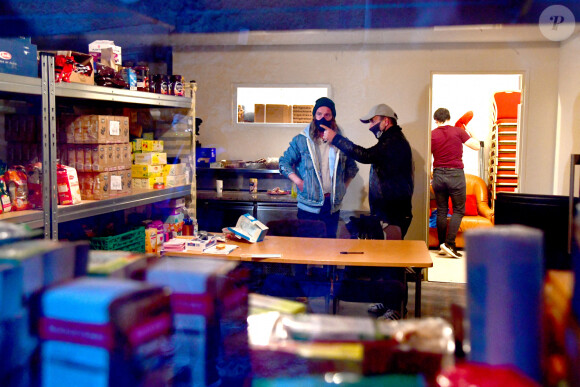 Exclusif - Le chanteur Julien Doré à la rencontre des sinistrés avec des bénévoles du Secours populaire dans la Vésubie suite au passage de la tempête Alex, à Saint-Martin-Vésubie, France, le 21 novembre 2020. Une vingtaine de célébrités ont lancé une tombola en ligne (karmadon.org) pour venir en aide à ceux qui sont dans le besoin, j'usqu'ici, ce sont 200 000 € qui ont été collectés, au profit du Secours populaire afin de venir en aide aux habitants des Alpes Maritimes qui ont été gravement touchés par la tempête Alex le 3 octobre dernier. Le chanteur et les bénévoles du Secours populaire ont échangé avec le maire de Saint-Martin-Vésubie. C'est à Saint-Martin-Vésubie où enfant Julien Doré passait ses vacances dans le chalet de sa grand-mère. Il y a composé et enregistré les chansons de son album "&" (Esperluette). © Bruno Bebert/Bestimage