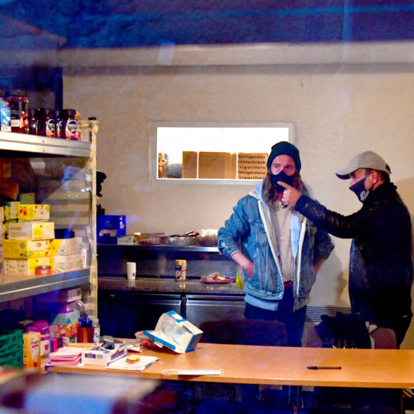 Exclusif - Le chanteur Julien Doré à la rencontre des sinistrés avec des bénévoles du Secours populaire dans la Vésubie suite au passage de la tempête Alex, à Saint-Martin-Vésubie, France, le 21 novembre 2020. Une vingtaine de célébrités ont lancé une tombola en ligne (karmadon.org) pour venir en aide à ceux qui sont dans le besoin, j'usqu'ici, ce sont 200 000 € qui ont été collectés, au profit du Secours populaire afin de venir en aide aux habitants des Alpes Maritimes qui ont été gravement touchés par la tempête Alex le 3 octobre dernier. Le chanteur et les bénévoles du Secours populaire ont échangé avec le maire de Saint-Martin-Vésubie. C'est à Saint-Martin-Vésubie où enfant Julien Doré passait ses vacances dans le chalet de sa grand-mère. Il y a composé et enregistré les chansons de son album "&" (Esperluette). © Bruno Bebert/Bestimage