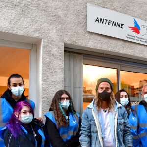 Exclusif - Le chanteur Julien Doré à la rencontre des sinistrés avec des bénévoles du Secours populaire dans la Vésubie suite au passage de la tempête Alex, à Saint-Martin-Vésubie, France, le 21 novembre 2020. Une vingtaine de célébrités ont lancé une tombola en ligne (karmadon.org) pour venir en aide à ceux qui sont dans le besoin, j'usqu'ici, ce sont 200 000 € qui ont été collectés, au profit du Secours populaire afin de venir en aide aux habitants des Alpes Maritimes qui ont été gravement touchés par la tempête Alex le 3 octobre dernier. Le chanteur et les bénévoles du Secours populaire ont échangé avec le maire de Saint-Martin-Vésubie. C'est à Saint-Martin-Vésubie où enfant Julien Doré passait ses vacances dans le chalet de sa grand-mère. Il y a composé et enregistré les chansons de son album "&" (Esperluette). © Bruno Bebert/Bestimage