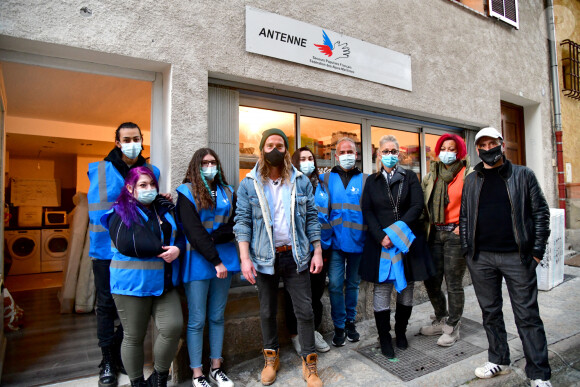 Exclusif - Le chanteur Julien Doré à la rencontre des sinistrés avec des bénévoles du Secours populaire dans la Vésubie suite au passage de la tempête Alex, à Saint-Martin-Vésubie, France, le 21 novembre 2020. Une vingtaine de célébrités ont lancé une tombola en ligne (karmadon.org) pour venir en aide à ceux qui sont dans le besoin, j'usqu'ici, ce sont 200 000 € qui ont été collectés, au profit du Secours populaire afin de venir en aide aux habitants des Alpes Maritimes qui ont été gravement touchés par la tempête Alex le 3 octobre dernier. Le chanteur et les bénévoles du Secours populaire ont échangé avec le maire de Saint-Martin-Vésubie. C'est à Saint-Martin-Vésubie où enfant Julien Doré passait ses vacances dans le chalet de sa grand-mère. Il y a composé et enregistré les chansons de son album "&" (Esperluette). © Bruno Bebert/Bestimage