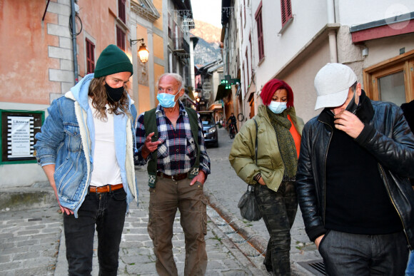 Exclusif - Le chanteur Julien Doré à la rencontre des sinistrés avec des bénévoles du Secours populaire dans la Vésubie suite au passage de la tempête Alex, à Saint-Martin-Vésubie, France, le 21 novembre 2020. Une vingtaine de célébrités ont lancé une tombola en ligne (karmadon.org) pour venir en aide à ceux qui sont dans le besoin, j'usqu'ici, ce sont 200 000 € qui ont été collectés, au profit du Secours populaire afin de venir en aide aux habitants des Alpes Maritimes qui ont été gravement touchés par la tempête Alex le 3 octobre dernier. Le chanteur et les bénévoles du Secours populaire ont échangé avec le maire de Saint-Martin-Vésubie. C'est à Saint-Martin-Vésubie où enfant Julien Doré passait ses vacances dans le chalet de sa grand-mère. Il y a composé et enregistré les chansons de son album "&" (Esperluette). © Bruno Bebert/Bestimage