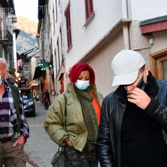 Exclusif - Le chanteur Julien Doré à la rencontre des sinistrés avec des bénévoles du Secours populaire dans la Vésubie suite au passage de la tempête Alex, à Saint-Martin-Vésubie, France, le 21 novembre 2020. Une vingtaine de célébrités ont lancé une tombola en ligne (karmadon.org) pour venir en aide à ceux qui sont dans le besoin, j'usqu'ici, ce sont 200 000 € qui ont été collectés, au profit du Secours populaire afin de venir en aide aux habitants des Alpes Maritimes qui ont été gravement touchés par la tempête Alex le 3 octobre dernier. Le chanteur et les bénévoles du Secours populaire ont échangé avec le maire de Saint-Martin-Vésubie. C'est à Saint-Martin-Vésubie où enfant Julien Doré passait ses vacances dans le chalet de sa grand-mère. Il y a composé et enregistré les chansons de son album "&" (Esperluette). © Bruno Bebert/Bestimage