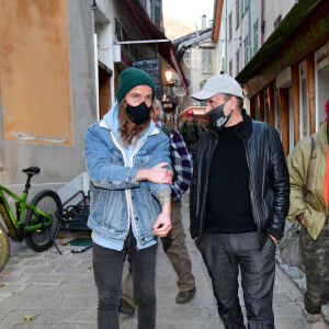 Exclusif - Le chanteur Julien Doré à la rencontre des sinistrés avec des bénévoles du Secours populaire dans la Vésubie suite au passage de la tempête Alex, à Saint-Martin-Vésubie, France, le 21 novembre 2020. Une vingtaine de célébrités ont lancé une tombola en ligne (karmadon.org) pour venir en aide à ceux qui sont dans le besoin, j'usqu'ici, ce sont 200 000 € qui ont été collectés, au profit du Secours populaire afin de venir en aide aux habitants des Alpes Maritimes qui ont été gravement touchés par la tempête Alex le 3 octobre dernier. Le chanteur et les bénévoles du Secours populaire ont échangé avec le maire de Saint-Martin-Vésubie. C'est à Saint-Martin-Vésubie où enfant Julien Doré passait ses vacances dans le chalet de sa grand-mère. Il y a composé et enregistré les chansons de son album "&" (Esperluette). © Bruno Bebert/Bestimage